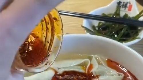 馄饨|男子嫌机场馄饨58元太贵，倒光桌上醋和辣椒油：辣死我也要吃完
