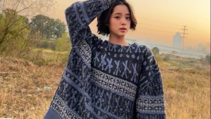 短发 欧阳娜娜穿宽大毛衣 短发造型清爽利落