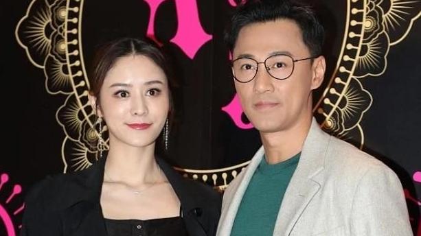 林峰|林峰两口子合体亮相，小娇妻穿一身黑太娇俏，站一起看不出差14岁