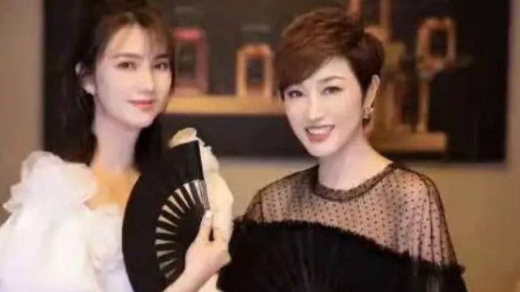 面霜 洪欣与陈法蓉同框，穿公主裙还扎半马尾，谁敢说这是50多岁阿姨