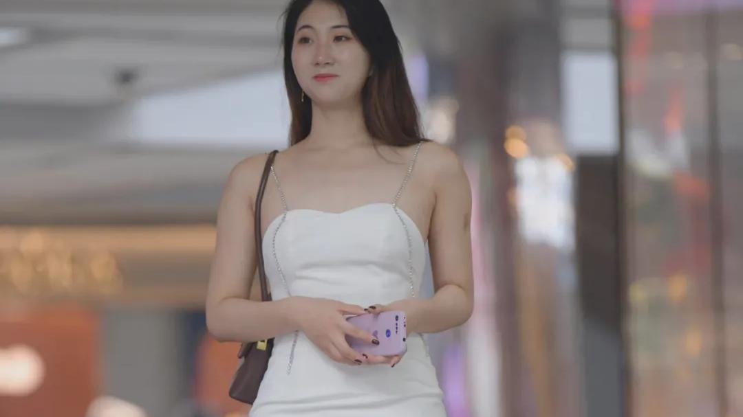 有点小可爱，穿白裙的时尚女生