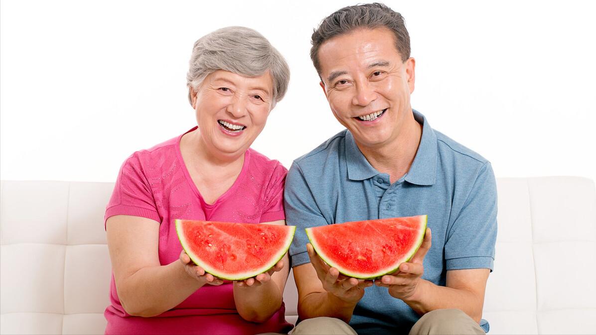 久久说情感|76岁大娘的智慧养老：不雇保姆不去养老院，就出钱请儿媳照顾晚年
