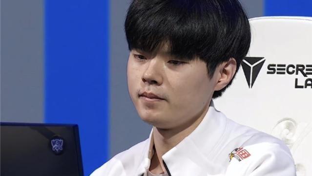 天明情感说 淘汰赛首日两人庆生，余霜第一份礼物来自faker，关系这么好？