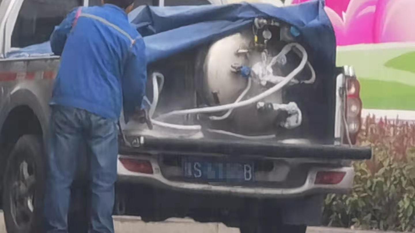 与梦同行 河南省驻马店市：“流动加气车”马路上为车充气，危险！
