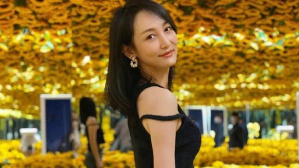 王皓 王皓携爱妻参加活动，瘦身成功颜值重回巅峰，娇妻亮相秀大长腿！