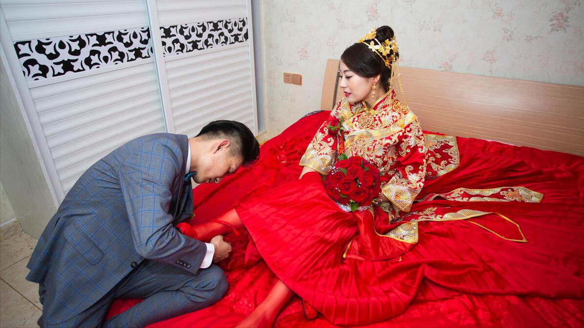 久久说情感|女方亲戚6人堵门索要20条中华，新郎答应马上去买，结果一去不回
