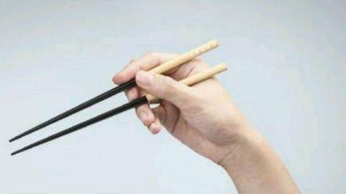 |心理测试：你平时怎么拿筷子？测谁会是你最有力的靠山！
