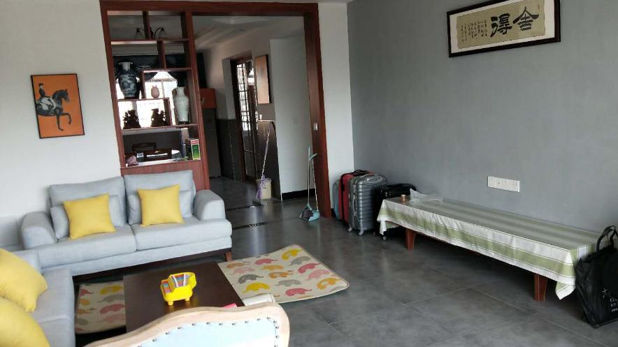 130平硬装30万，看上去却仅值5万，装修让我难以忘记，客厅太奇怪