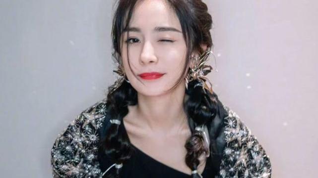 化妆 小蛮腰的你来学杨幂穿搭吧，一身黑色穿出18岁少女风