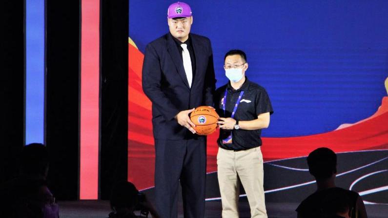 曾经携手|山东男篮截胡辽宁心仪中锋，巩晓彬的这波操作太聪明了