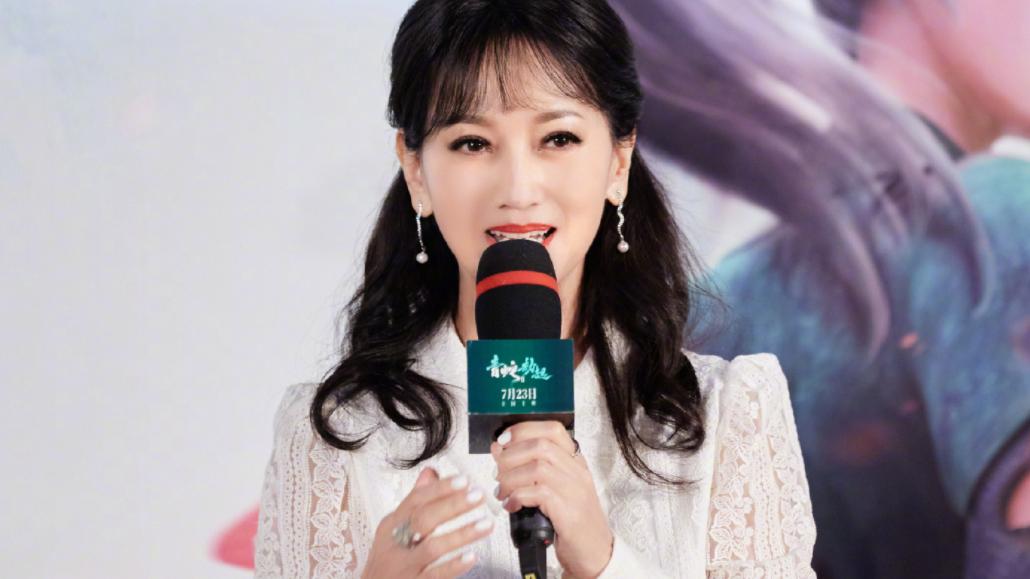 肖战|赵雅芝真会打扮自己，穿小白裙还扎“公主头”，谁敢说是66岁奶奶