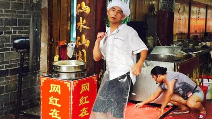 拉面|当年的拉面哥，走红后娶女粉丝，炒老板鱿鱼后另开面馆，过得如何