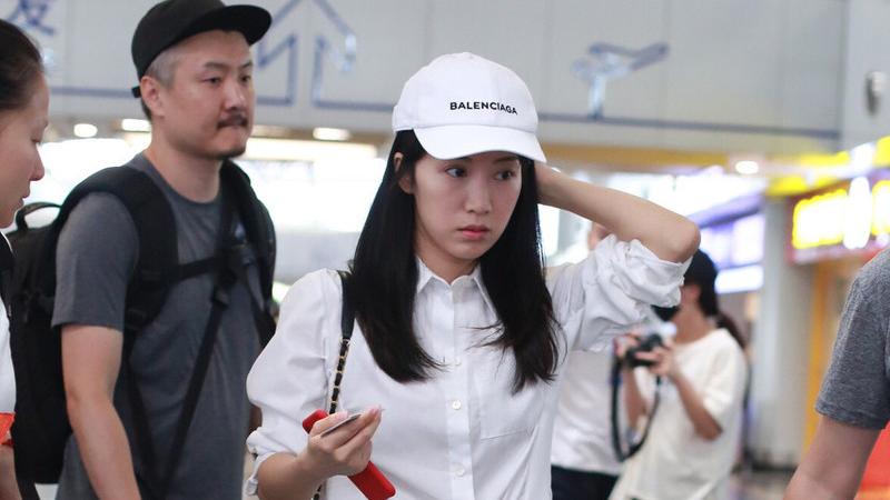 李念|《蜗居》李念现身机场，如今依旧美丽动人