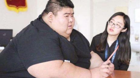 乱舞椿秋 668斤中国第一胖王浩楠：切胃后仍减不下去，最后为爱减掉363斤