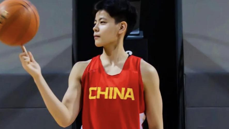 酸奶|女篮杨舒予出征奥运未战先火！长发撞脸刘雯，剪短发又帅过小鲜肉
