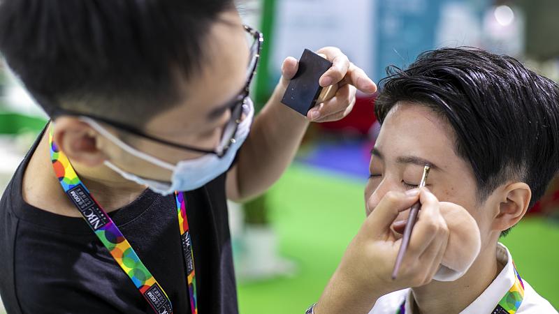 美容 美容手术变毁容，一生中的痛苦？