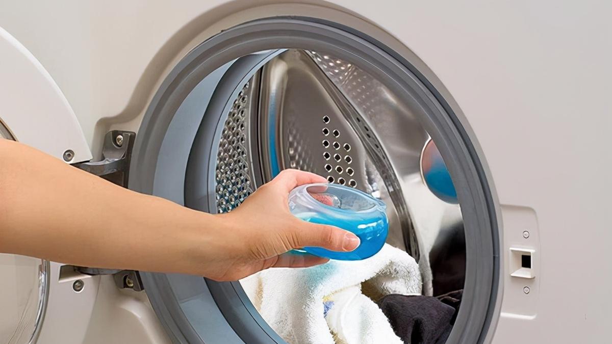 洗衣服时，用洗衣液还是洗衣粉？很多人都用错了，难怪越洗越脏