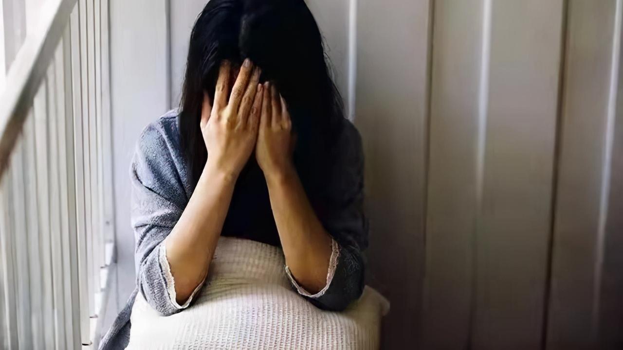 遇见子鱼 丈夫因为妻子一句话怀疑妻子和父亲有染，把母亲接到家里监视他们