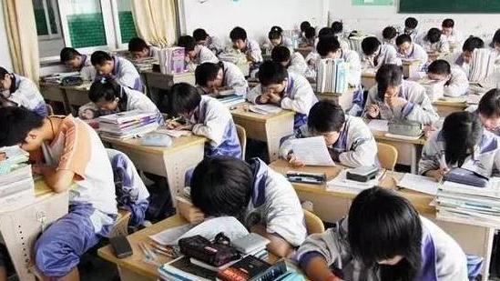 萌听小c姐|高中应该选私立好还是公立好？培养方式有差别，家长选择要慎重