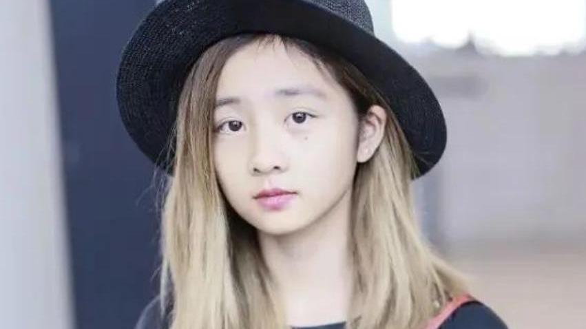 柠重呀|女儿风波事件后黄磊首现身，剃寸头表情颜色心情差，片场怒甩外套