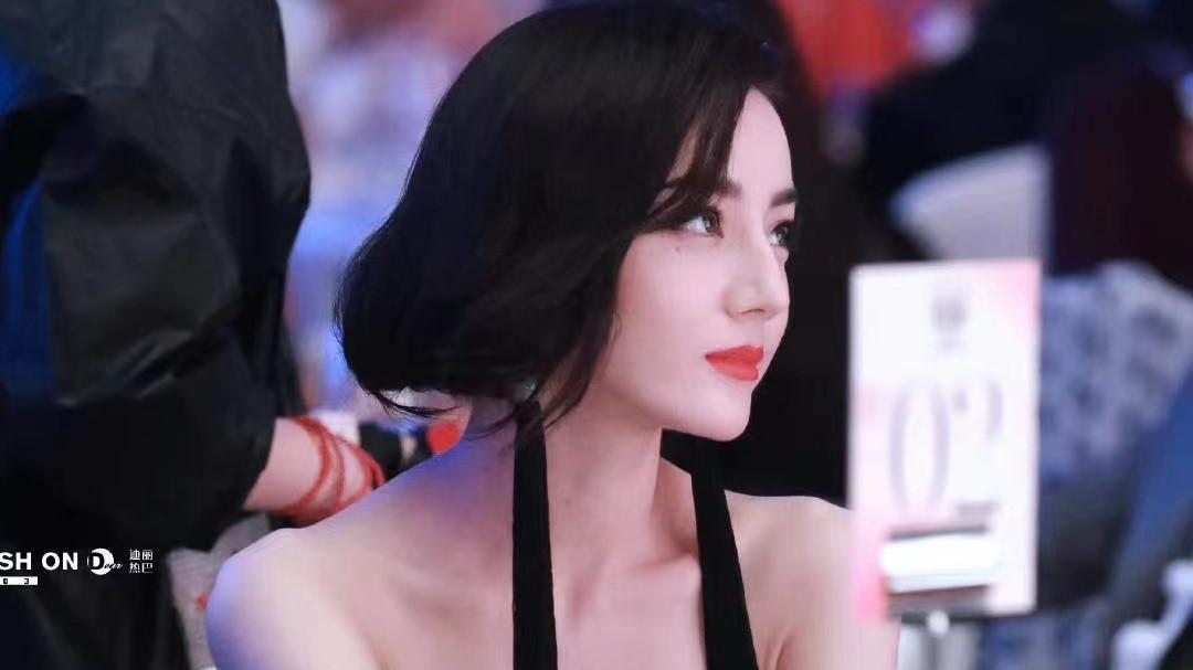 迪丽热巴 热巴红毯秀也踩雷？短发造型有点显老，美感全靠身材在撑