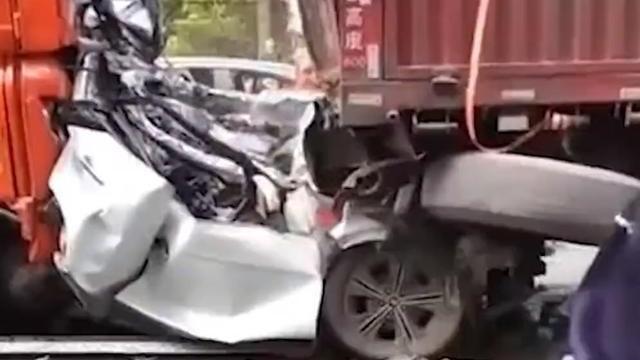 儋州 痛心！安徽一小轿车被大货车追尾，前后夹击压扁，3人不幸身亡
