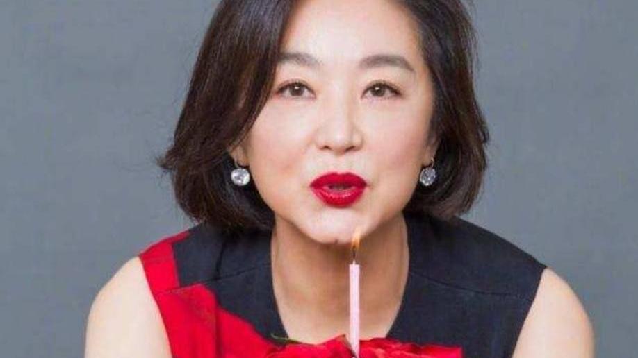 马尾辫 林青霞短发烫微卷很时髦，一身红装配黑披肩，人群中可以美成焦点