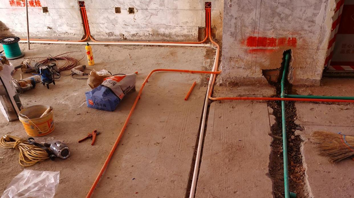 旧房翻新，原墙地面和顶板的处理要尤为注意，否则会引发很多问题