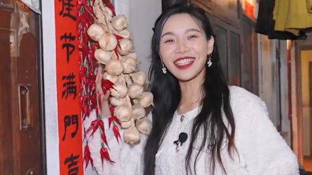 重庆火锅|“小贝饿了”打卡重庆火锅，头发稀少眼袋红肿，疑似脖子有针眼