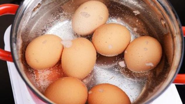 煮鸡蛋：记住煮前多加两个料，煮好后蛋壳好剥，鸡蛋香嫩好吃