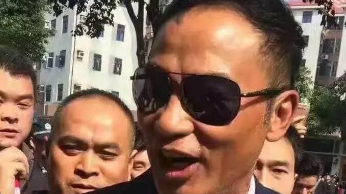 周新平说情感|任达华纵横港圈40年，向华强都不敢惹他，刺伤他的凶手后来咋样？