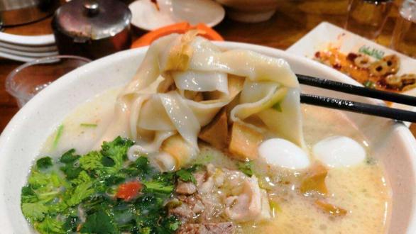 河南|河南最难找的馆子，13元一碗吃到撑，藏在大桥底下客人也找去吃