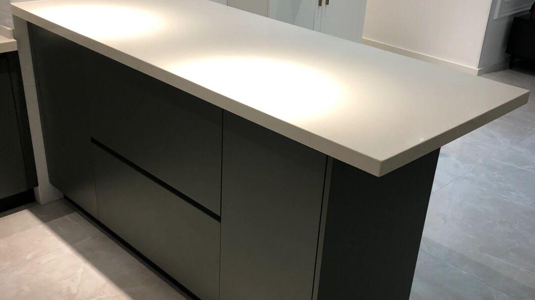 看她家新房，全屋定制的柜子美观又实用，做开放式厨房非常合适！