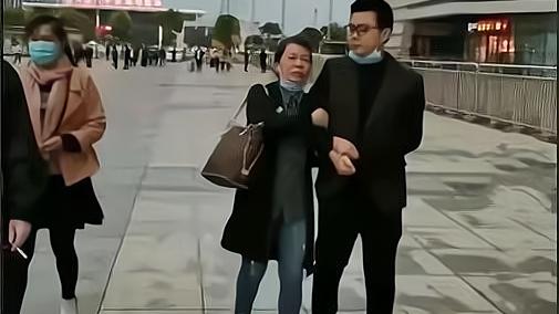 黑粉|知情人透露：悦悦这一年多来不容易，黑粉曾上幼儿园骚扰