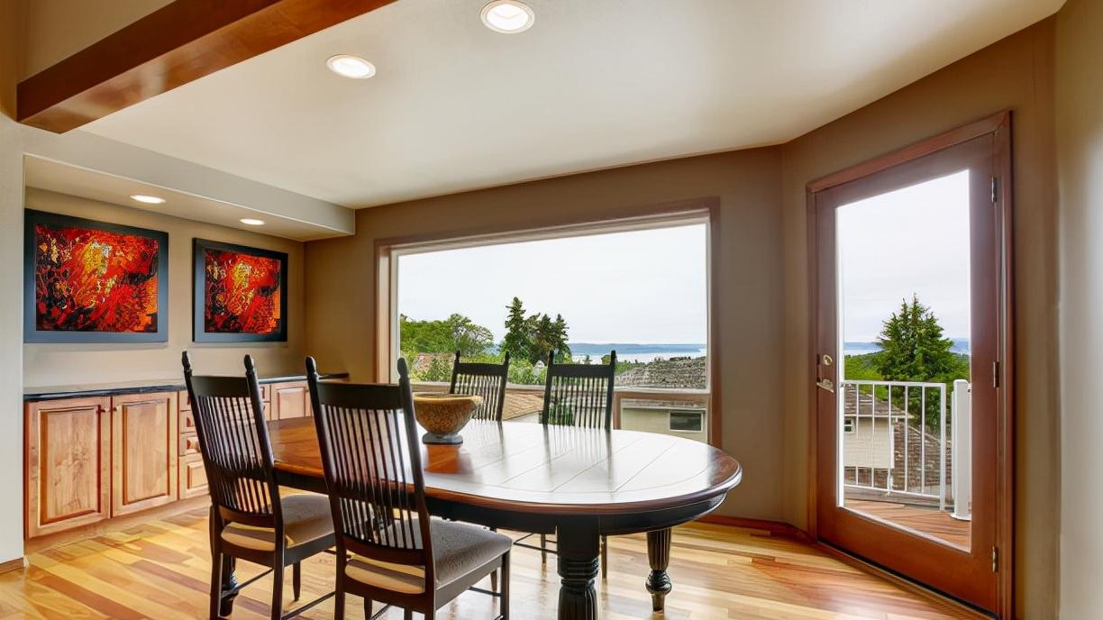 阳台只能铺瓷砖？时尚的年轻人都不喜欢这种设计了，看着就很土