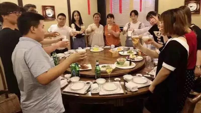 喻晓言|网友：我一直不明白，卖保险的天天聚餐，团建，晒高收入，好羡慕