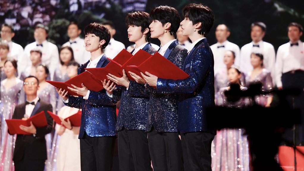 丁程鑫|时代少年团高考培训费高达90万，只有丁程鑫稳上大学，TFBOYS好强