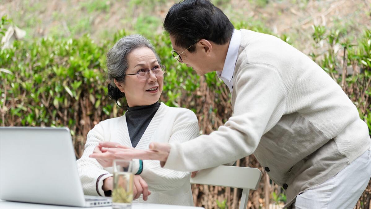 倪密心理学 66岁老人搭伙1年后分手：我可以养你，但不能连你家人也要养吧？