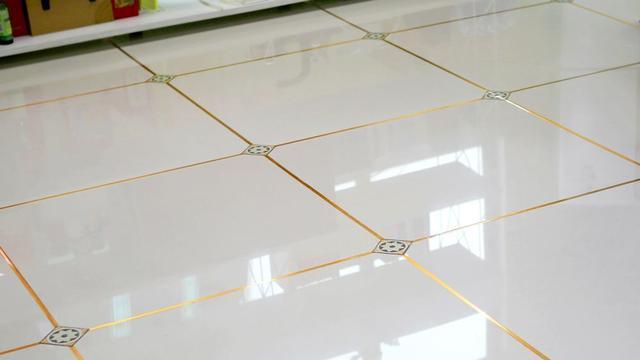 刚贴瓷砖就做美缝，你还窃喜有效率，分明是在坑人，一定要拒绝！