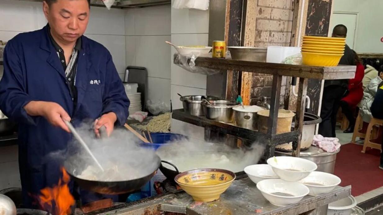 补钙|扬州这家鸭血粉丝店，靠一碗干拌面走红，无环境无服务却天天爆满