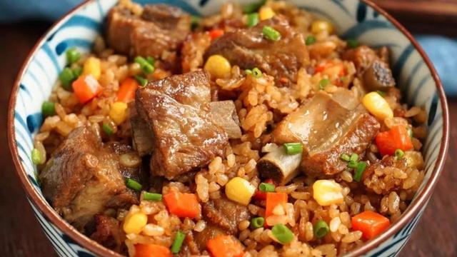 烤乳猪|这才是排骨焖饭最好吃的做法，排骨软烂，米饭粒粒入味，太香了