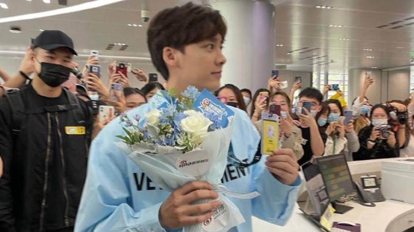 冯绍峰|李易峰现身扫楼活动，被镜头放大怼脸拍，33岁面部状态让人不敢信