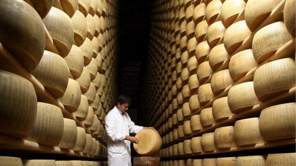 奶酪|世界上最大的“奶酪之王”埃门塔尔奶酪，一刀切开要价5万？