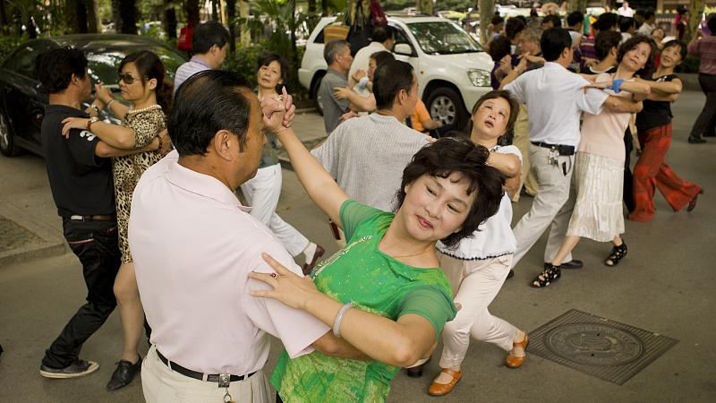 锦时阅读 夫妻整理衣服时吵架，妻子跳楼了：成年人的崩溃就在一瞬间