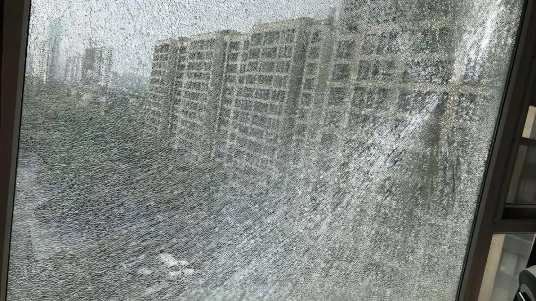 交付才3年的精装修小区，业主凌晨吓懵：玻璃窗裂成这副样子