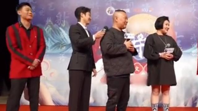 豪门 郭德纲夫妇带众弟子录节目！45岁王慧瘦身成功，穿礼裙罕见秀美腿
