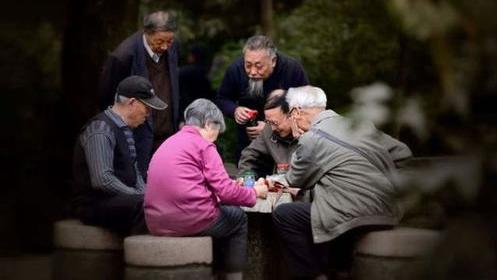 萧弋情感|子女想把老人接到城里住，为什么老人宁愿老死在老家也不愿到城里去住？