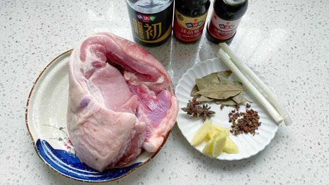 五花肉|卤五花肉的家常做法，猪皮入口即化肥而不腻，用来做肉夹馍太香了