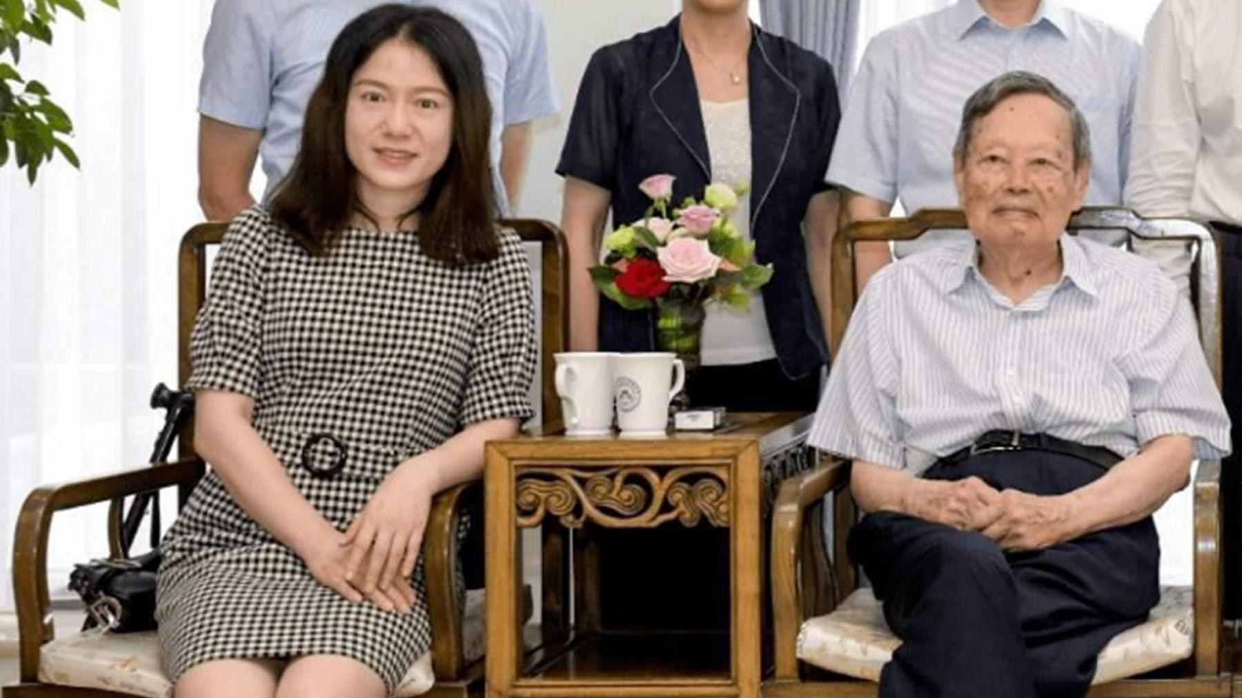 翁帆|相伴16年后，44岁翁帆发福显老，而98岁杨振宁依然健壮硬朗