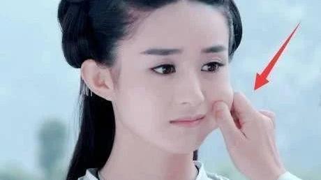 赵丽颖|28岁袁冰妍模仿26岁赵丽颖，同样被捏脸，差距让人意外了